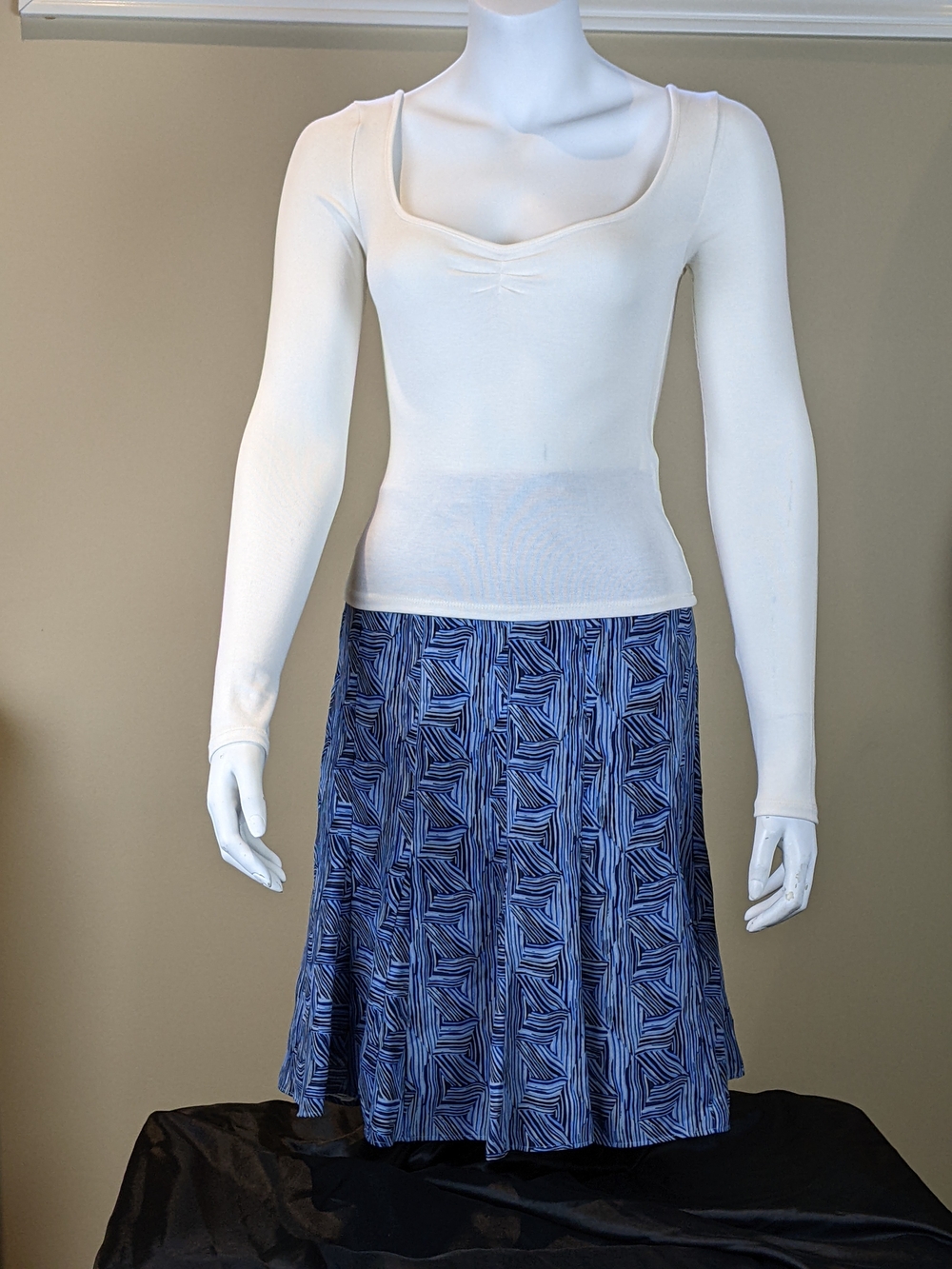 White Long-Sleeve Ruched Scoop Neck Women’s Top - Picture 4 of 7